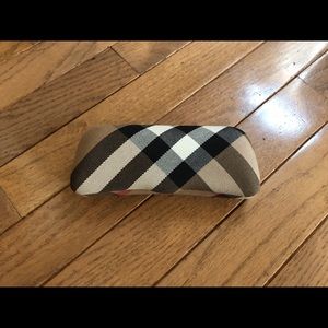 Women’s Burberry eyeglass sunglasses case